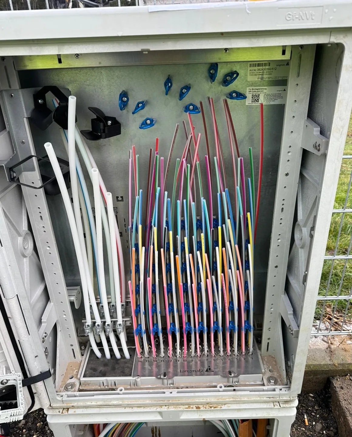 Geöffneter Glasfaser-Netzverteiler