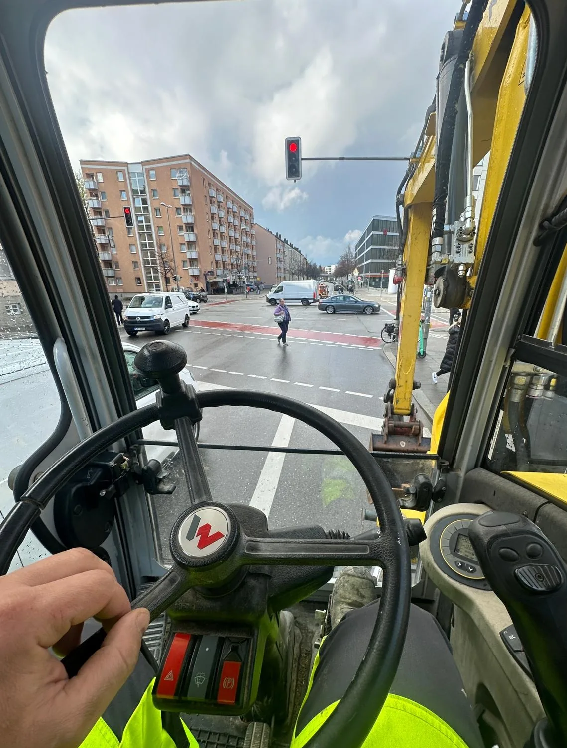 Blick aus der Fahrerkabine eines Baggers